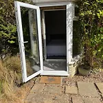 Spacious 2 Bedroom Apartment With Garden