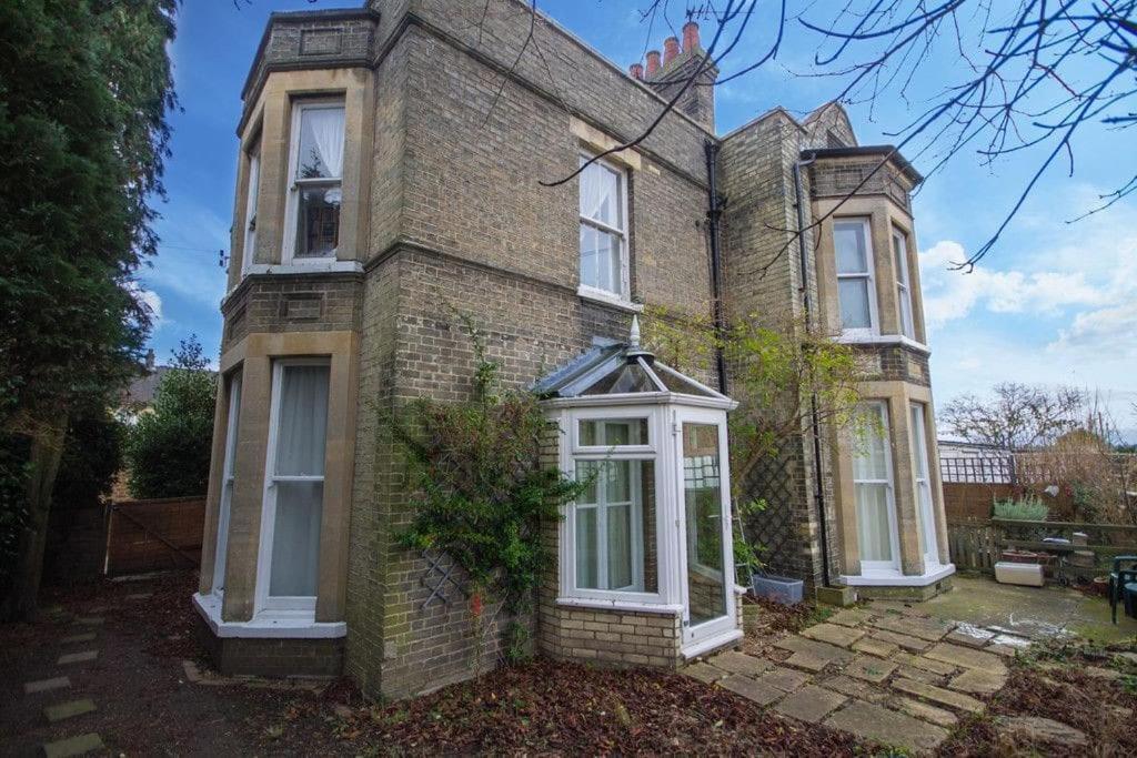 Spacious 2 Bedroom With Garden